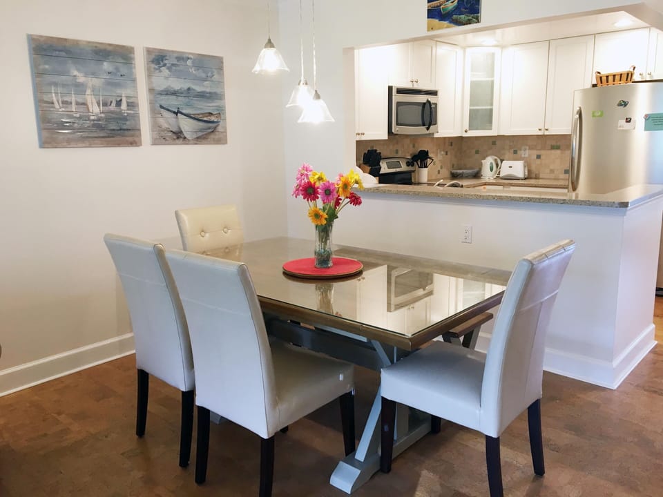 Dining area - seating for 6