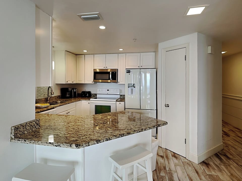 Kitchen and Breakfast Bar