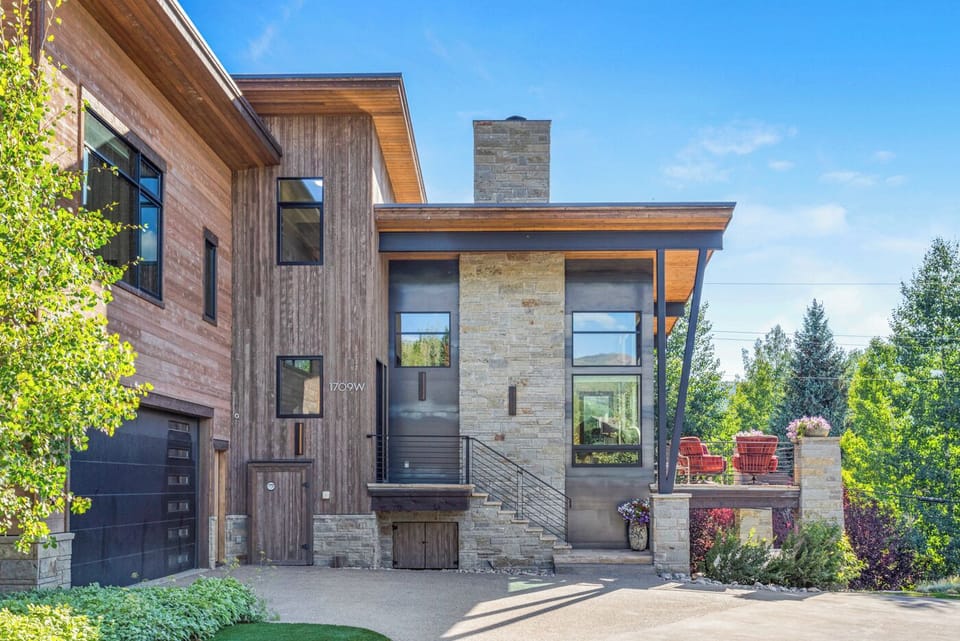 Another sunny day at 1909 Geneva Drive. 