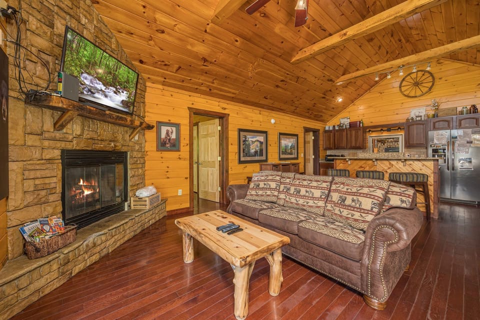 An inviting open-concept living and dining area, ideal for relaxation and family gatherings.
