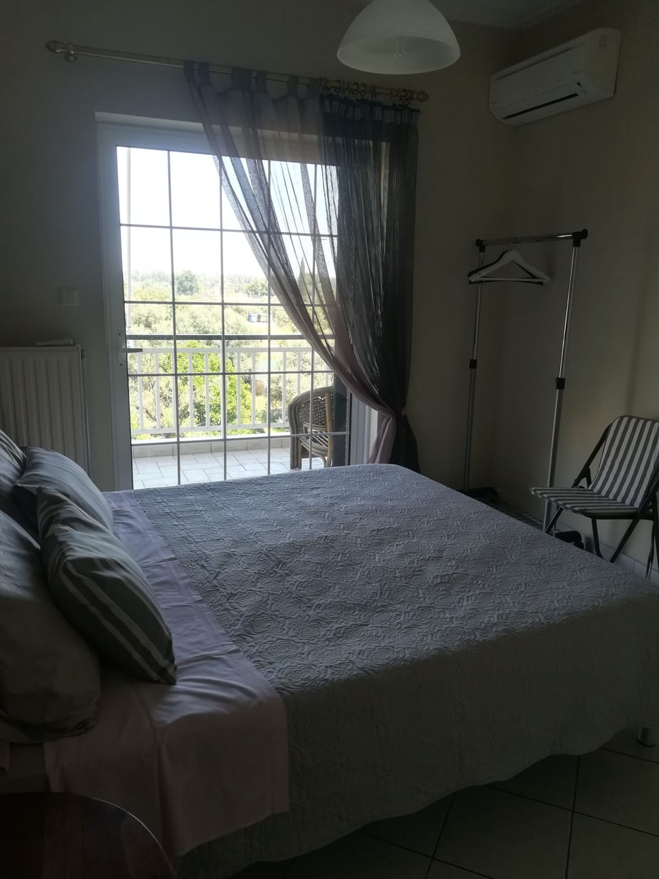 another side of the bedroom