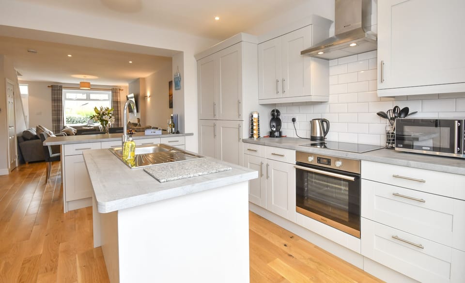 well equipped with dishwasher, washing machine, tumble dryer, coffee machine