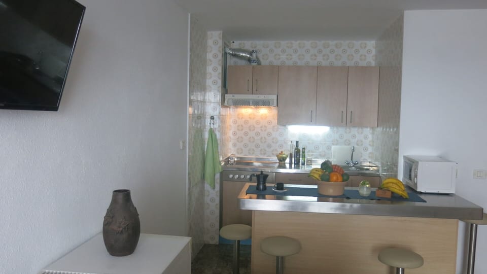 Open plan kitchen, El Roque 205, with farmer´s market goods. Tenerife. Tacoronte