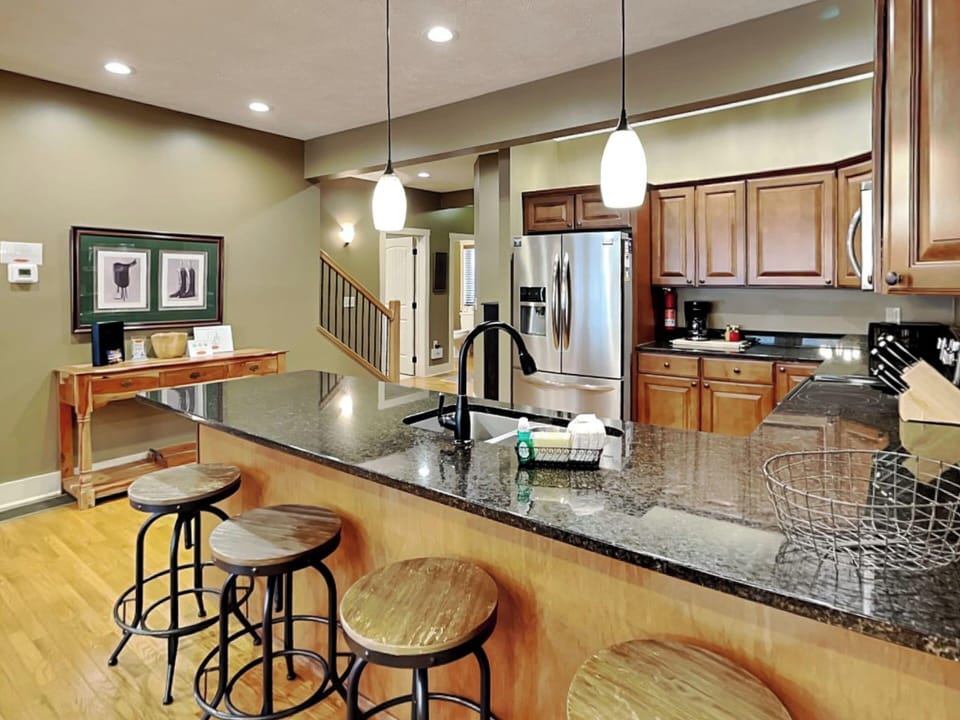 Breakfast Bar - Seating for 4