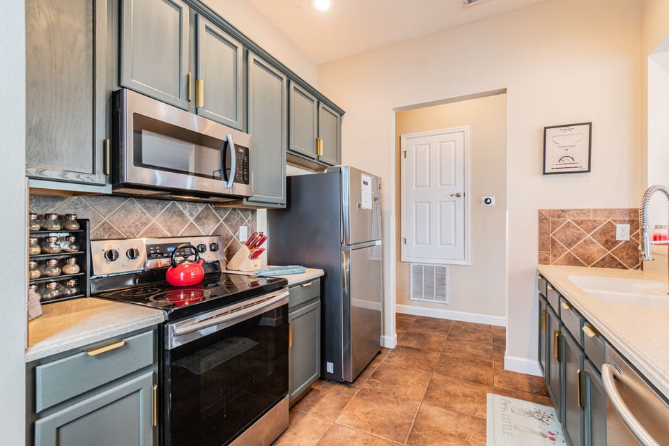 FULL COMPLIMENT KITCHEN, STAINLESS STEEL APPLIANCES, 
