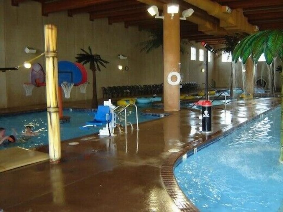 basketball/ monkey bar area in waterpark