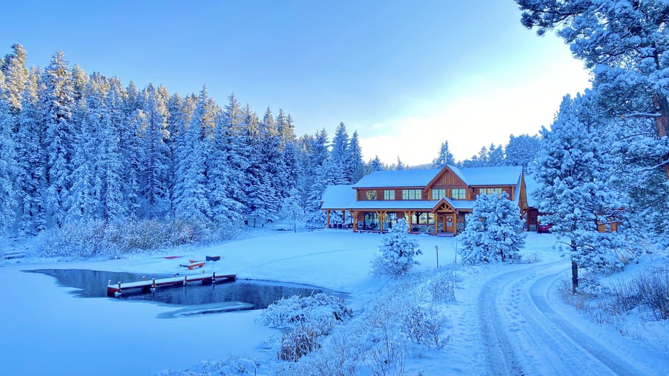 Cozy winter perfection! Skate, fish, play hockey, or go sledding on site.
