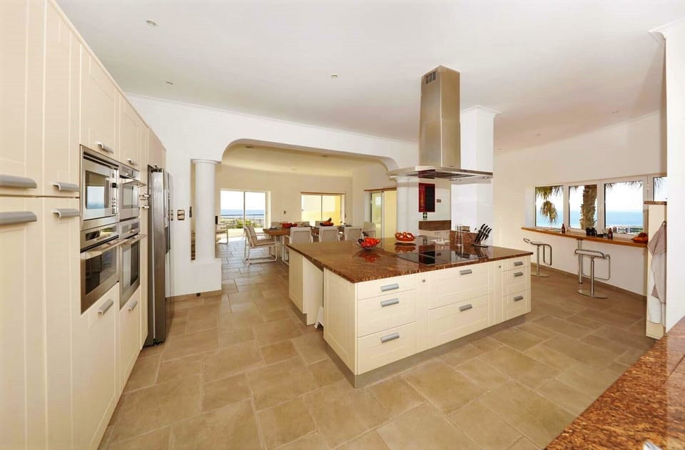 Open plan kitchen with view to the dining room and the sea