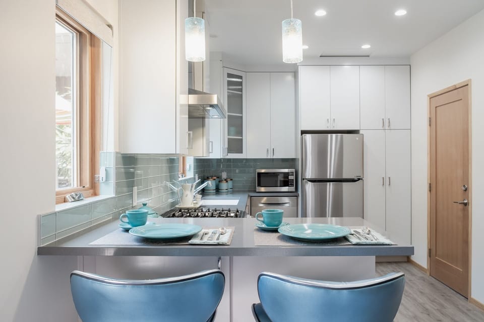 Breakfast bar and full kitchen