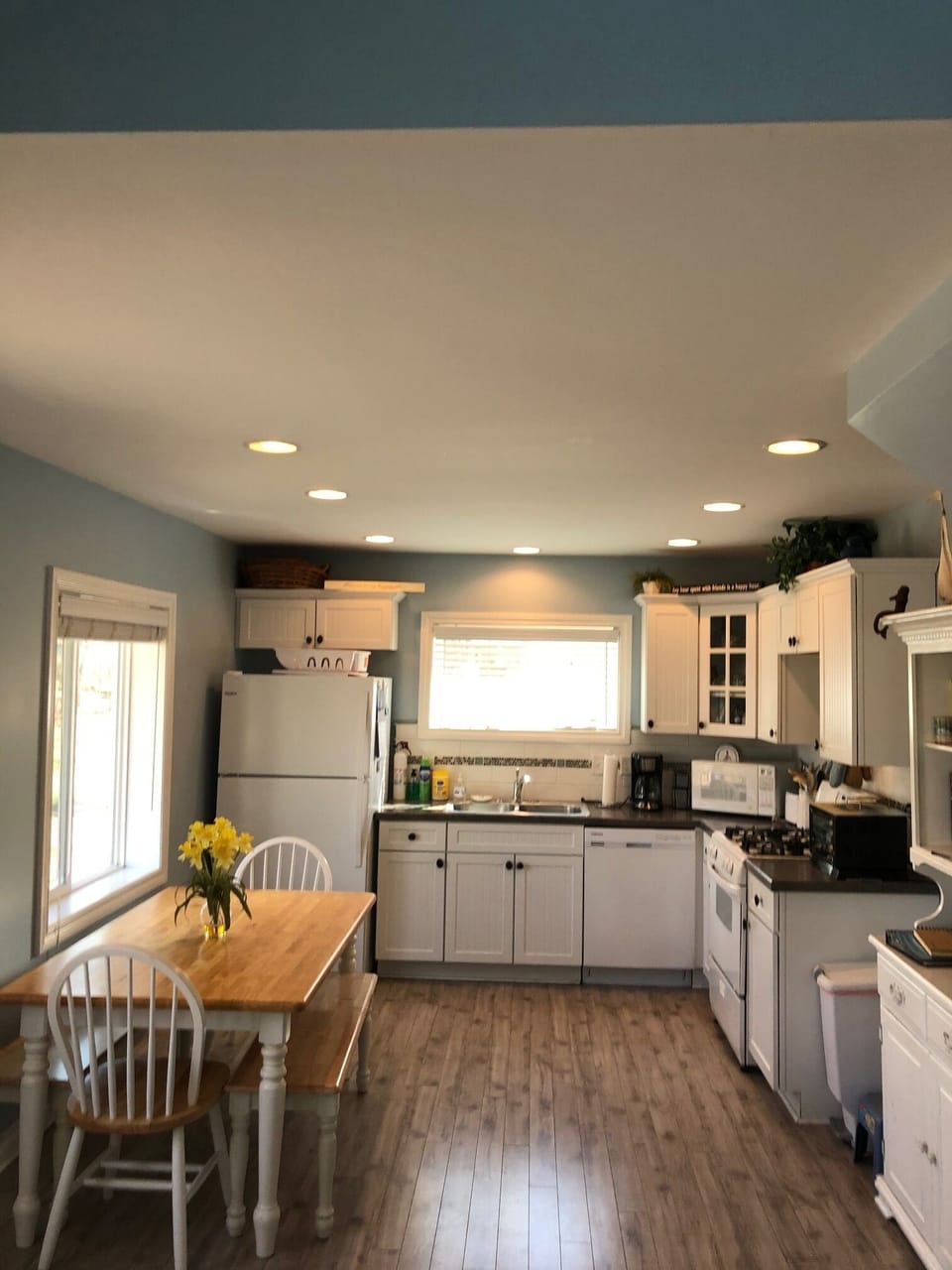 fully equipped kitchen with dishwasher