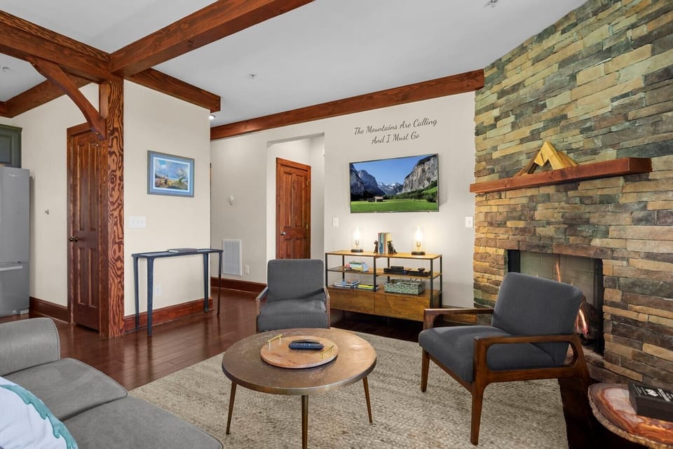 Living Room--- Modern and Comfortable Furniture 