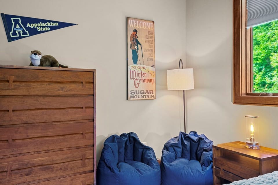 Guest Bedroom--- Queen Size Bed, TV