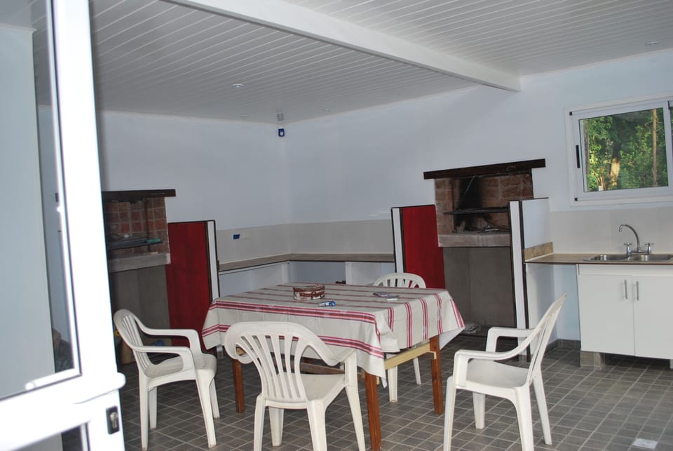 quincho con 2 parrilas , bao , mesada y dos mesas para 12 personas