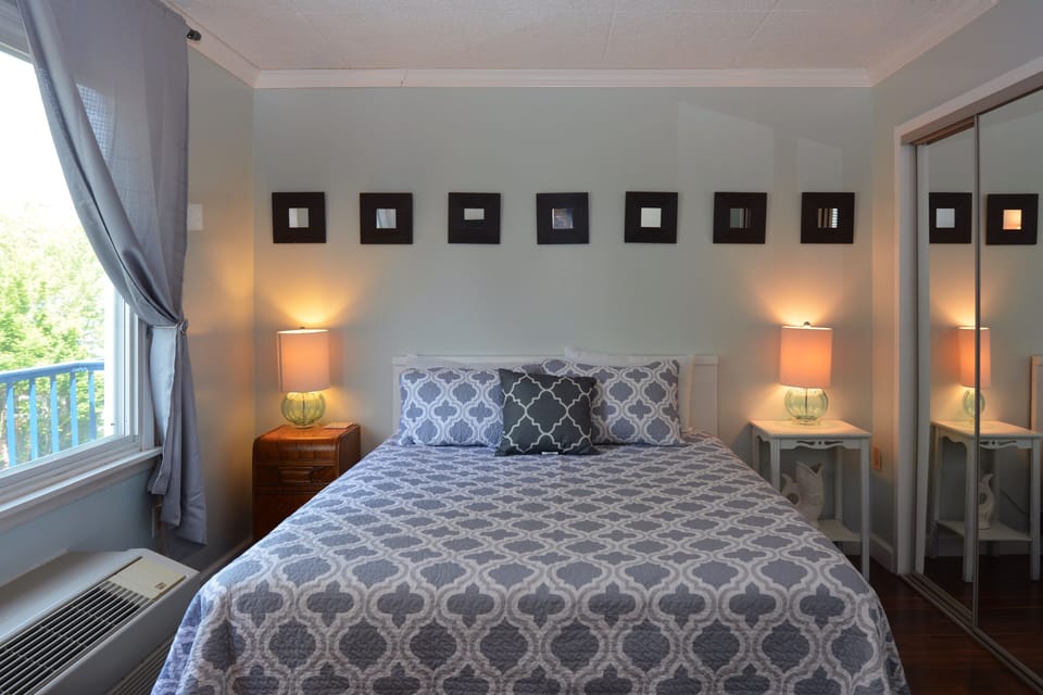 Bedroom w/ Queen Bed