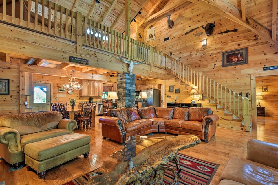Living Room | Central A/C & Heating | Free WiFi