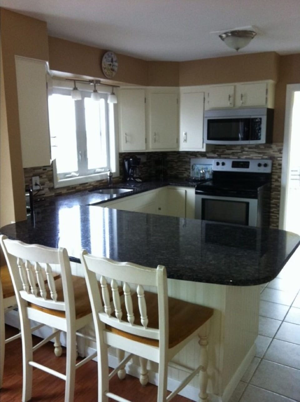 kitchen - check out the ocean view while doing dishes!