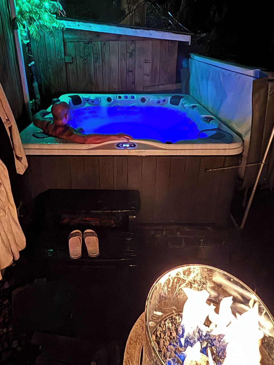 Outdoor spa tub