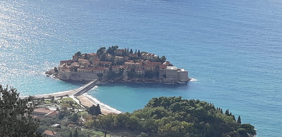 Sveti Stefano (30' drive)