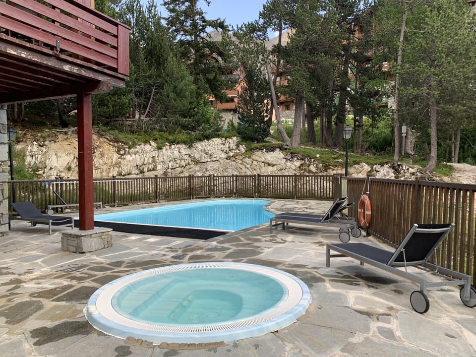 Heated outdoor pool & hot tub, Free of charge