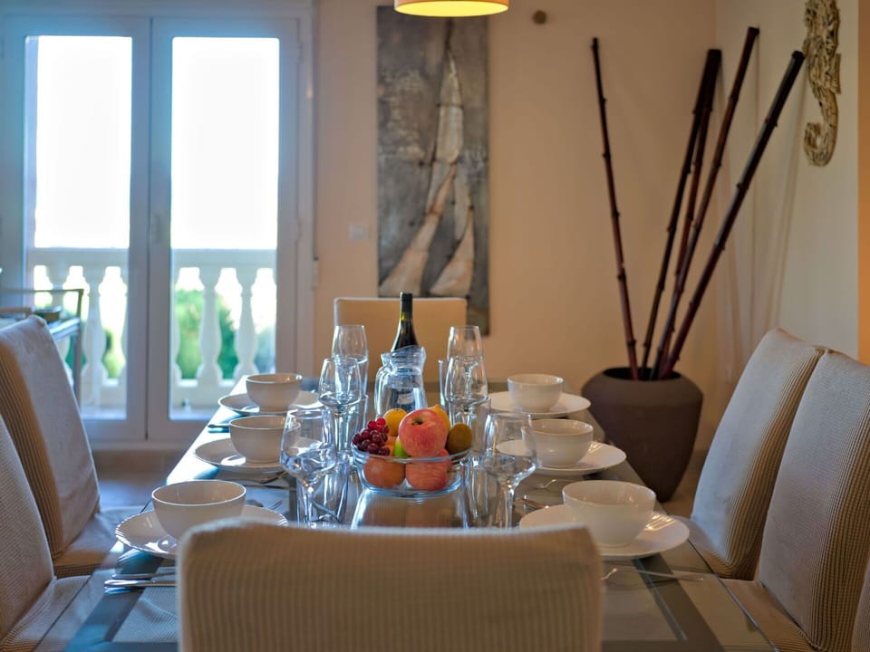 Tableware, Table, Furniture, Property, Drinkware, Chair, Dishware, Stemware, Textile, Tablecloth