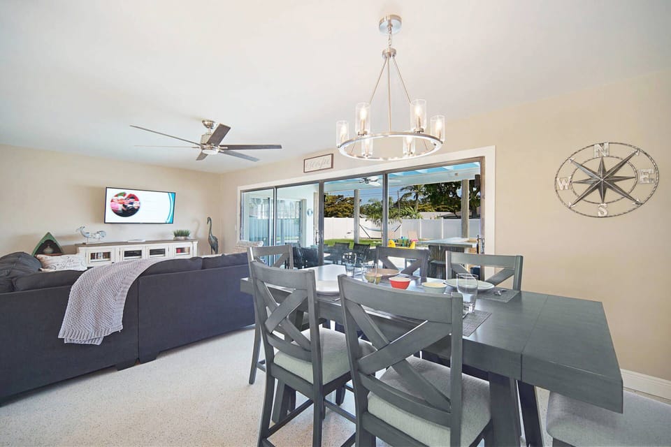 Dining area next to living room, looking out to lanai