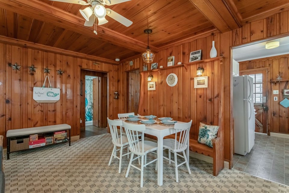 Dining set for 6, but has hidden extension