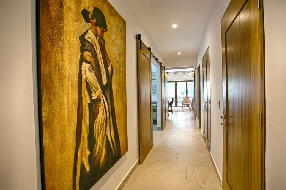 Nice entrance hall to the condo