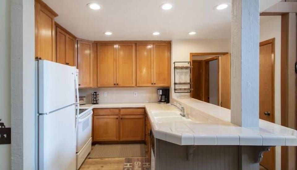 Fully equipped kitchen, all you need for eating in