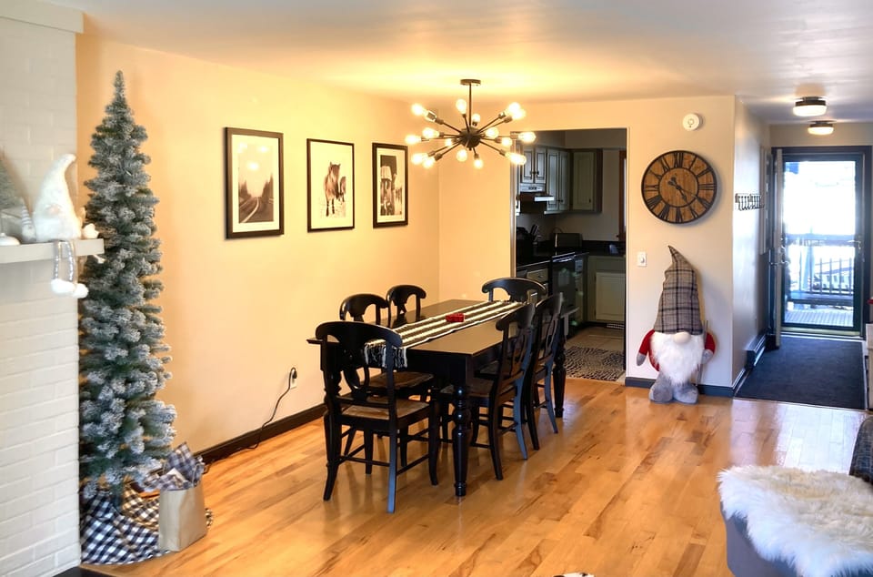 A view of the entrance and dining area from the living room 