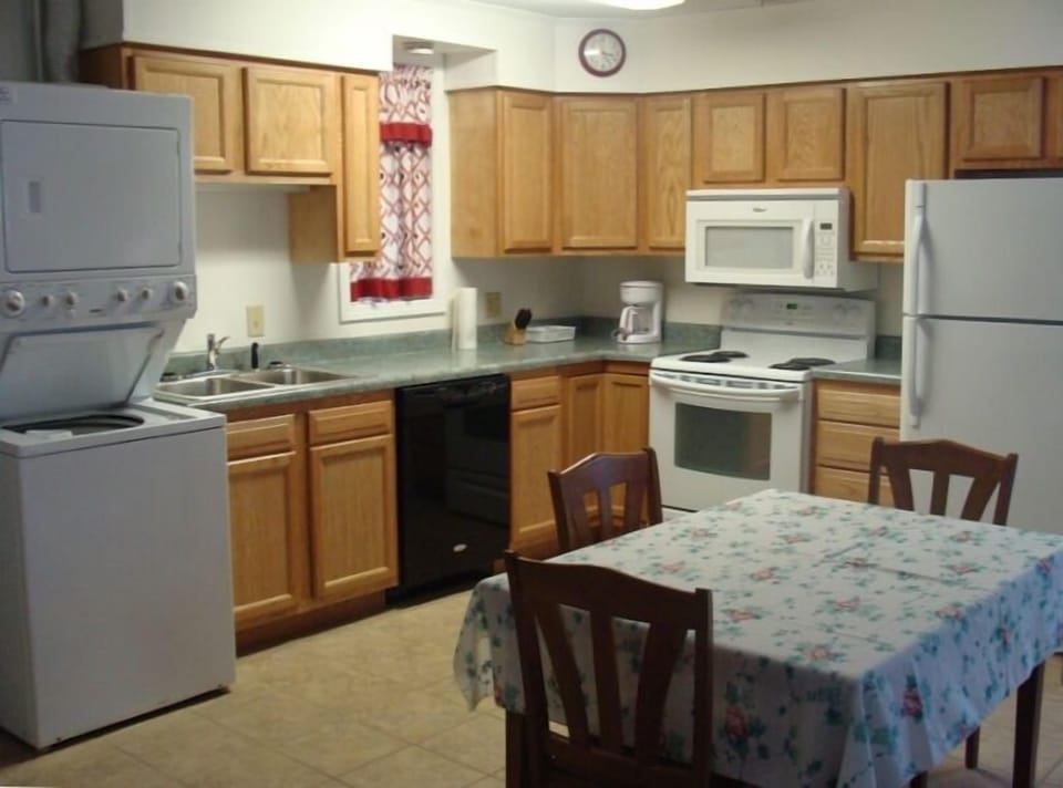 New Kitchen and Dining area
