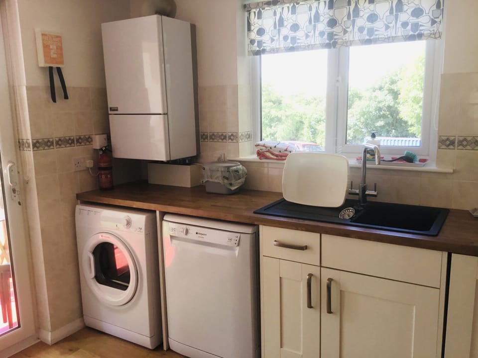 Kitchen plus dishwasher and vented tumble drier. Gas Boiler with safety cert. 