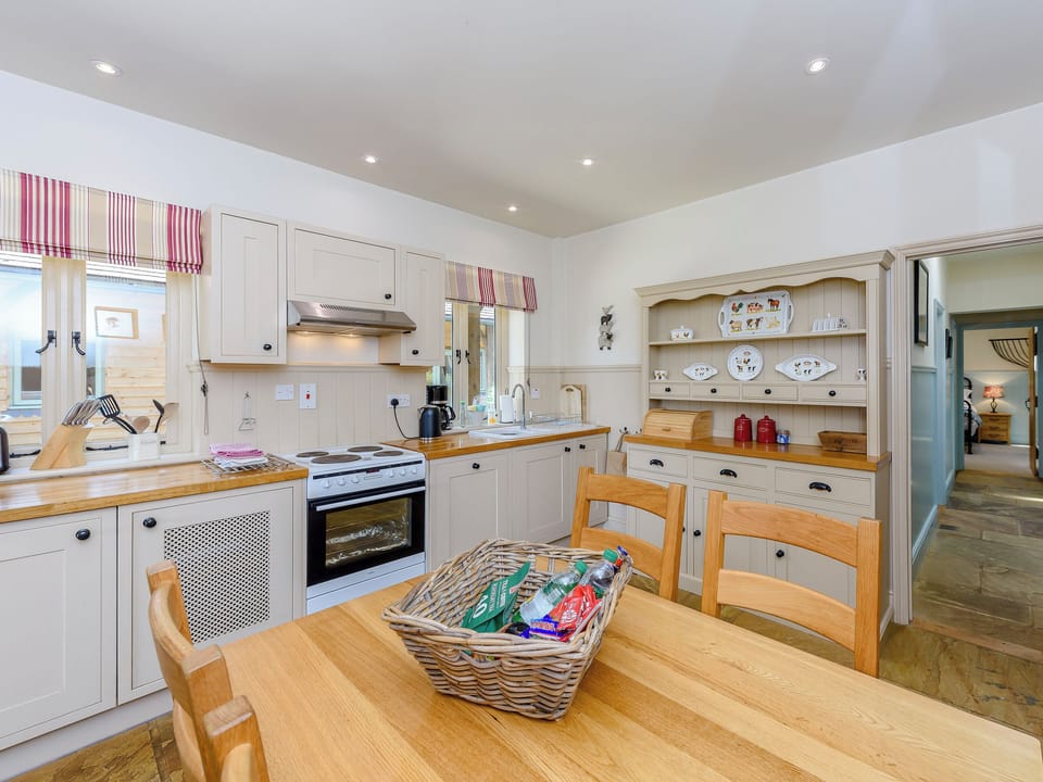 Kitchen/diner | Castlemans Stables East - Castleman&rsquo;s Stables, Sedlescombe, near Battle