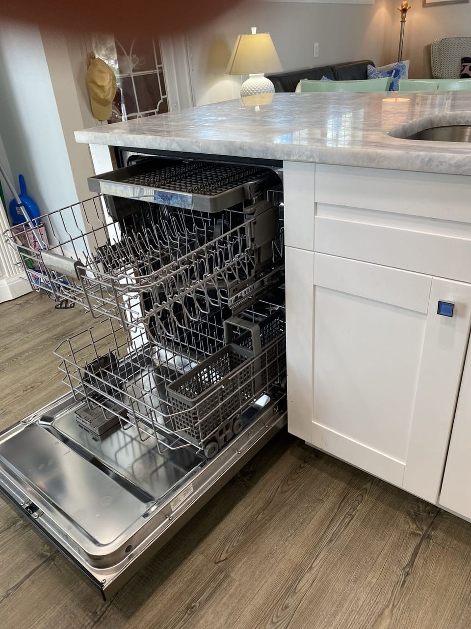 KITCHEN AID DISHWASHER CASCADE PODS ARE PROVIDED