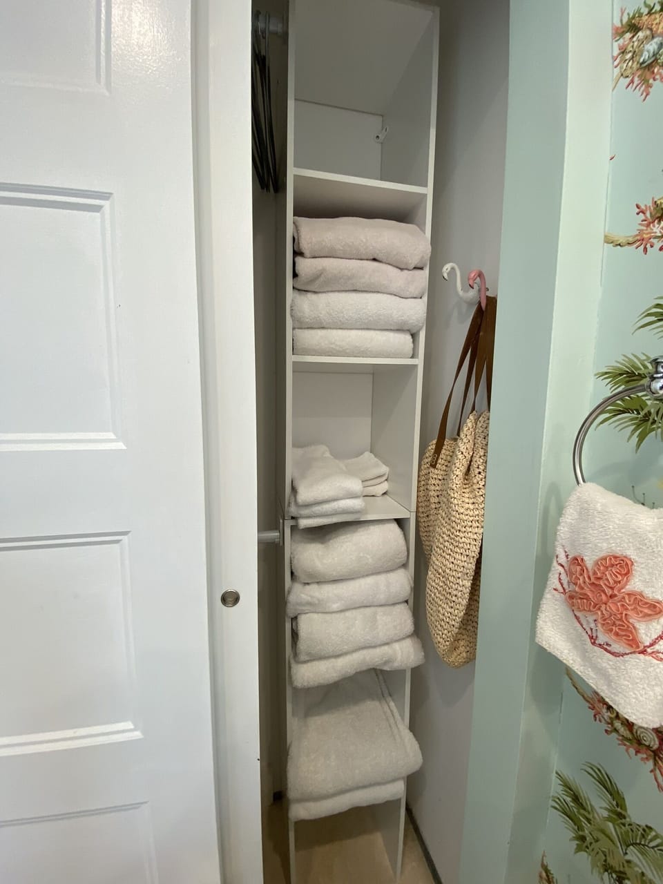 WHALE 1
PLENTY OF TOWELS AND WASH CLOTHS. EVEN A BEACH BAG TO USE!