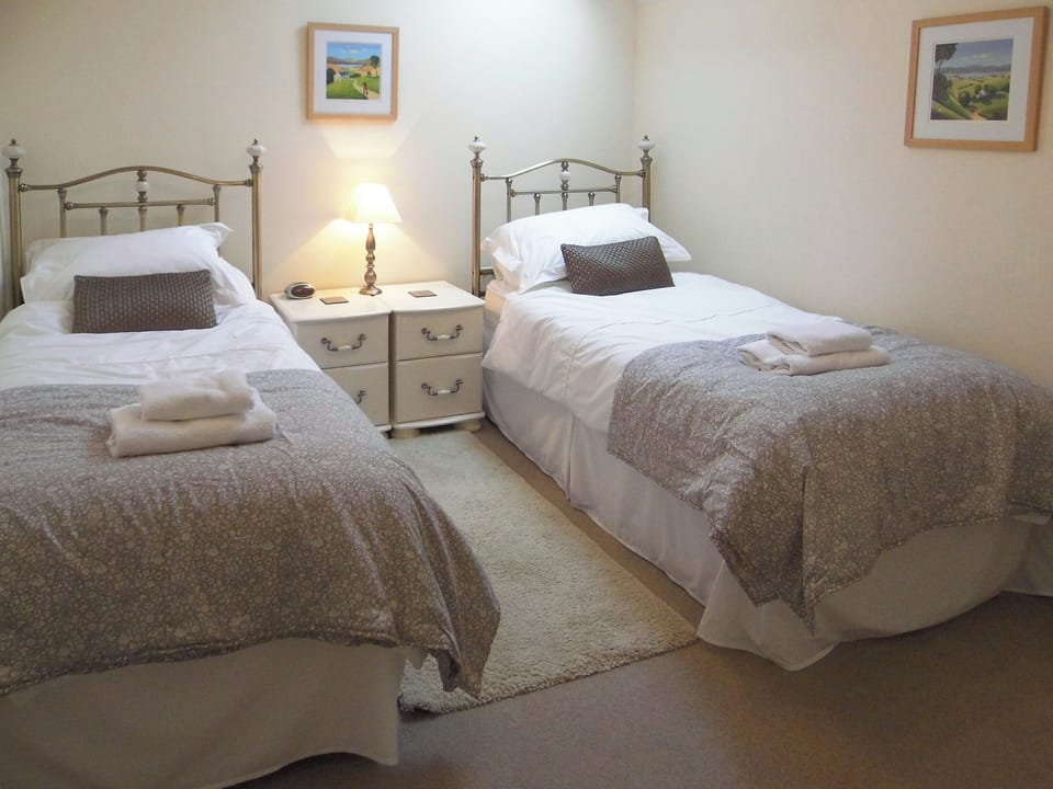 Comfortable twin bedroom | School Knott Cottage, Windermere
