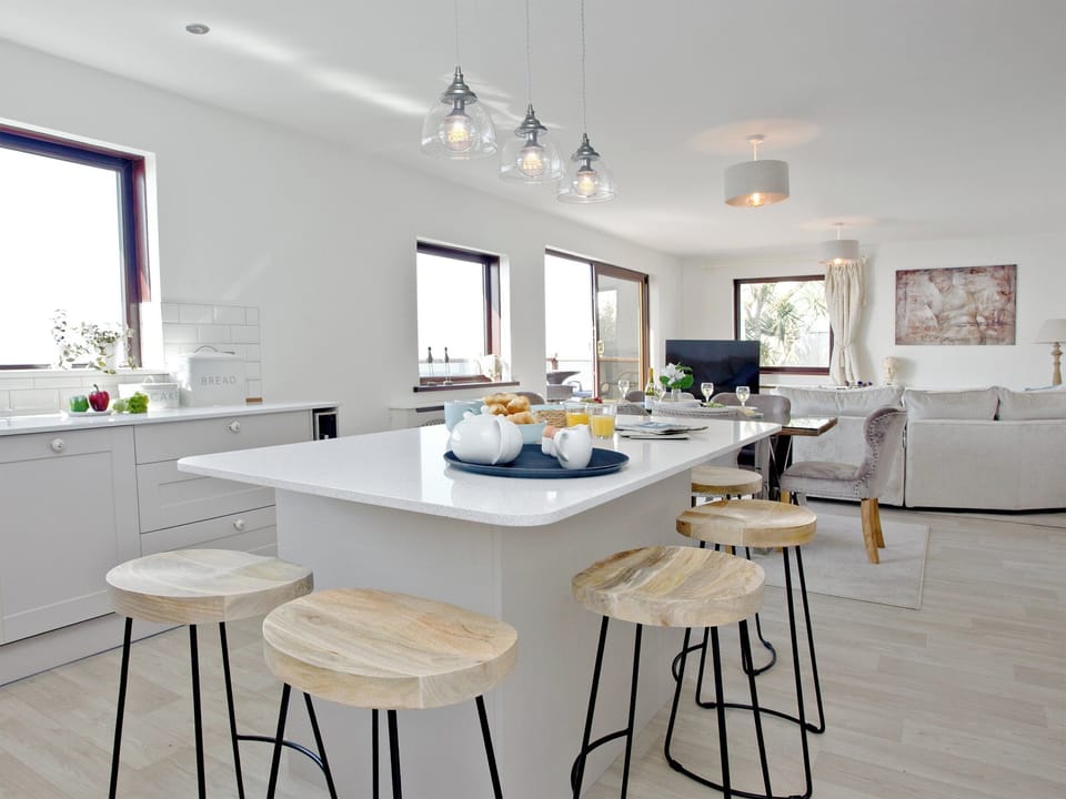 Well equipped kitchen/ dining area | Hawks Ridge, Downderry