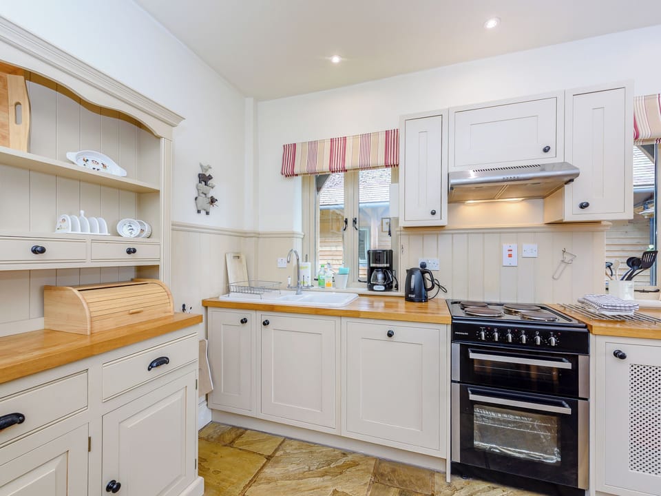 Fitted kitchen | Castlemans Stables West - Castleman&rsquo;s Stables, Sedlescombe, near Battle