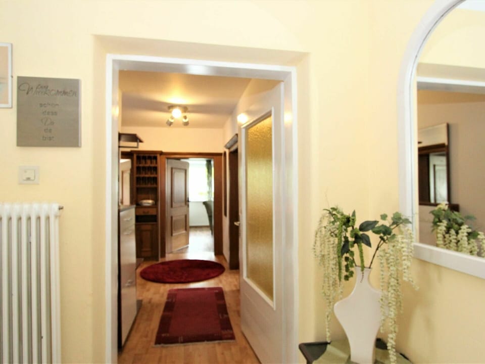 Plant, Building, Wood, Interior Design, Houseplant, Door, Flooring, Table, Floor