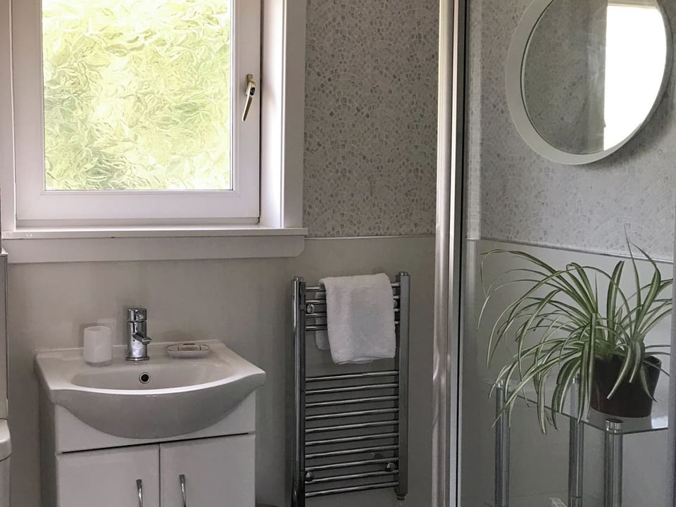 Shower room | Finlaggan Apartment, Oban