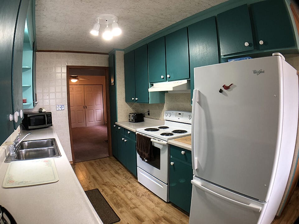 SPACIOUS KITCHEN 