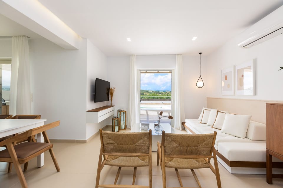 With direct access to the pool terrace! 