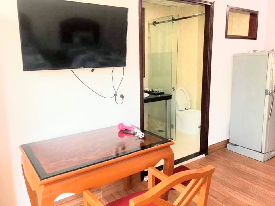 tivi 42inch and desk