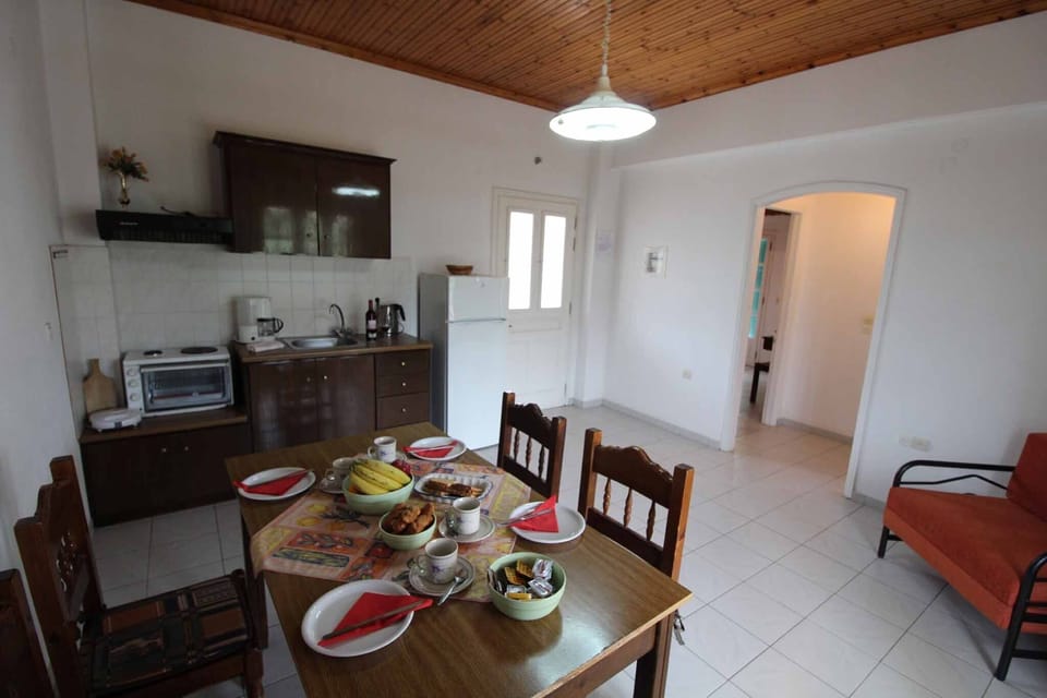 Frankis Apartment 7 Agios Spyridonas Perithia Kitchen And Dining Area