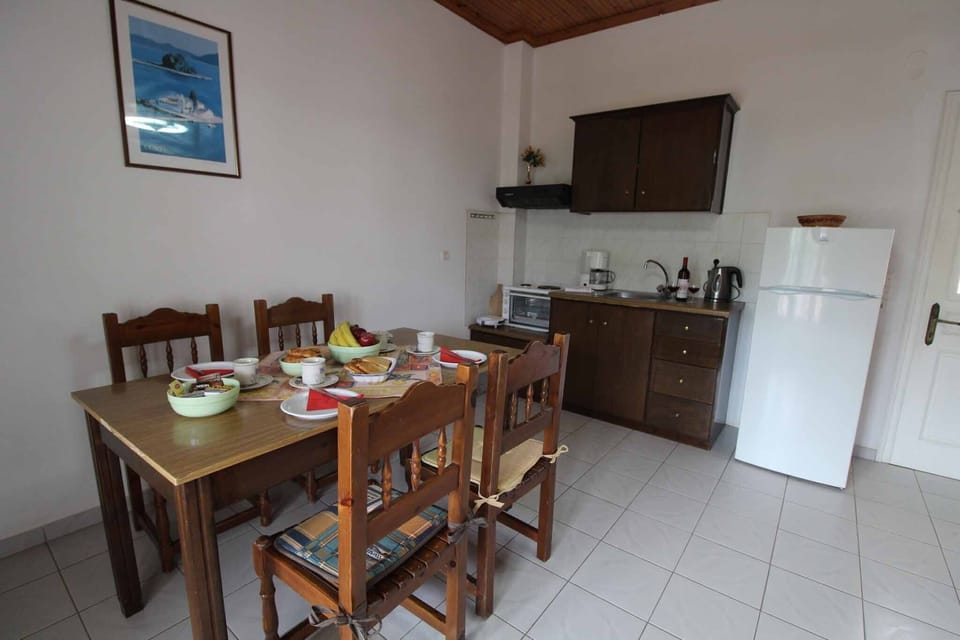 Frankis Apartment 7 Agios Spyridonas Perithia Kitchen And Dining Area