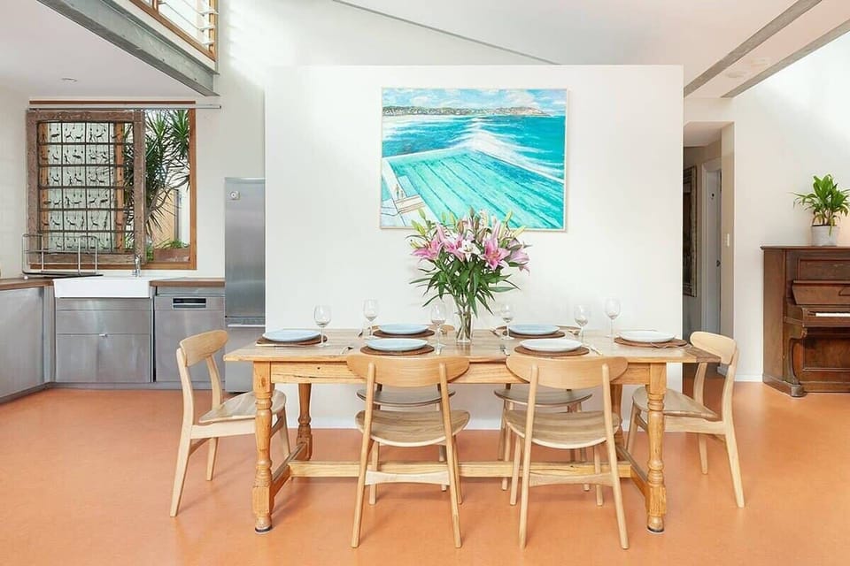Close up of the dining area, kitchen on the left side, piano on the right :)