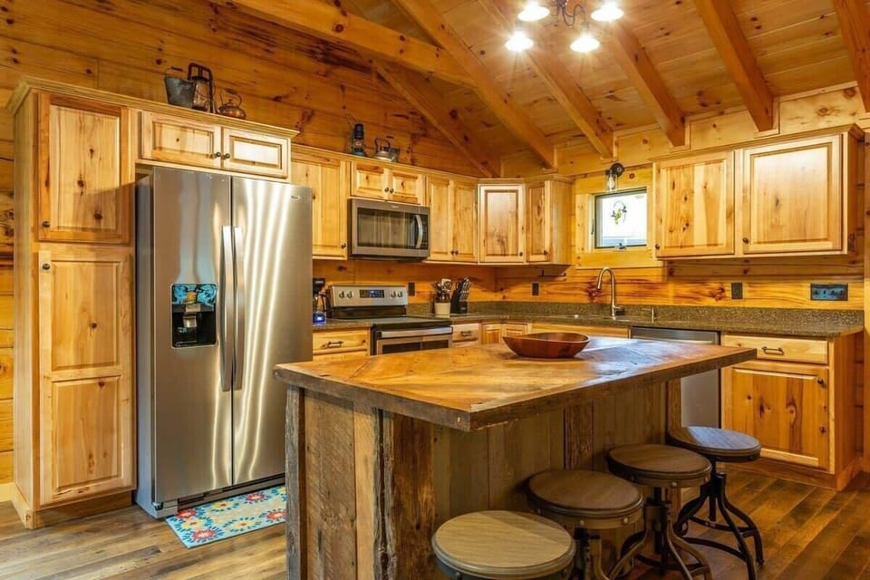 Gorgeous kitchen complete with stainless steel appliances and granite countertops!