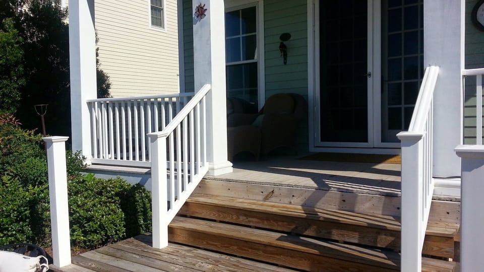 Back lower porch facing the Rappahamock River fully furnished w/sofa & 2 chairs