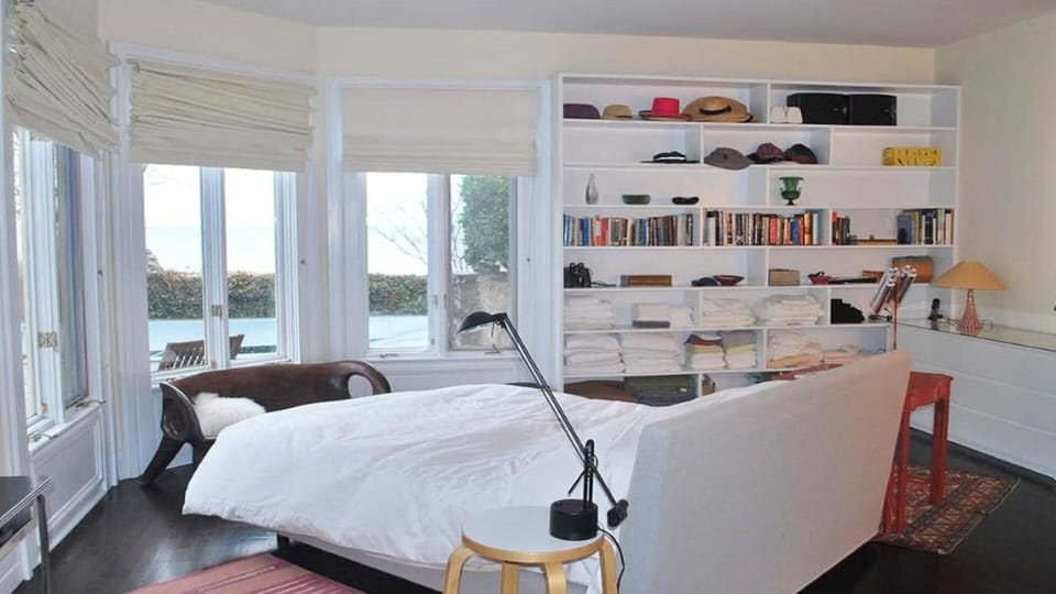 master bedroom has ensuite bathroom with tub