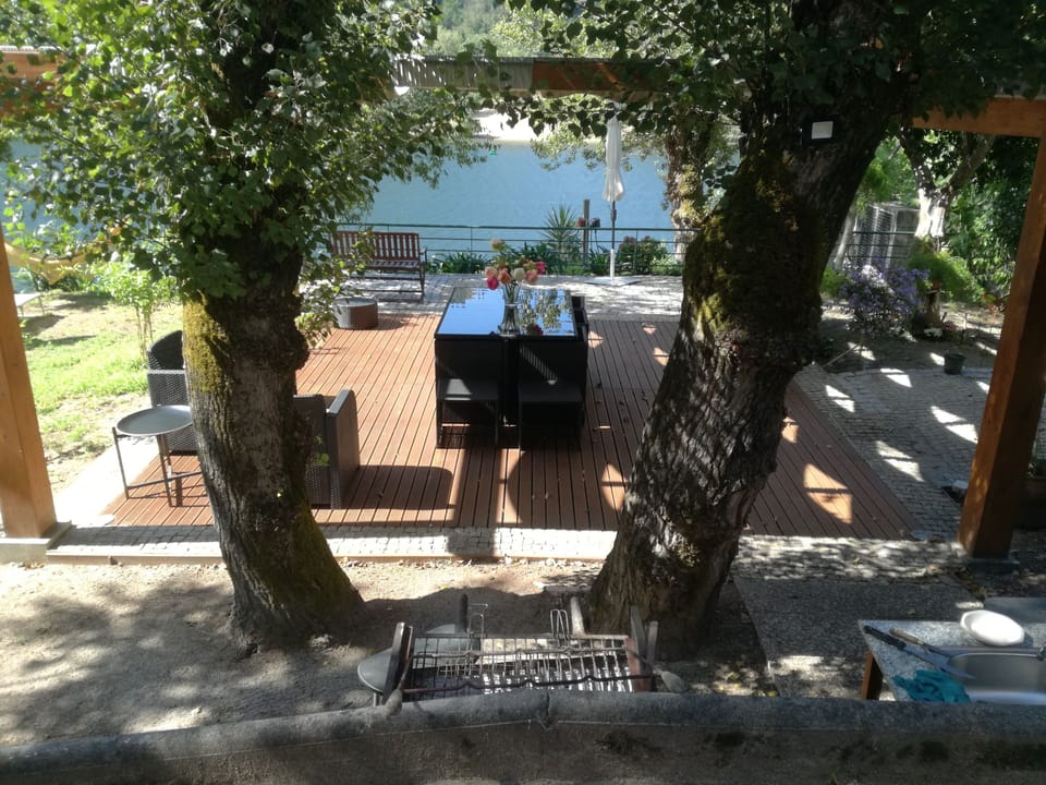 Garden furniture to barbecue- eat and relax  / table and chairs 