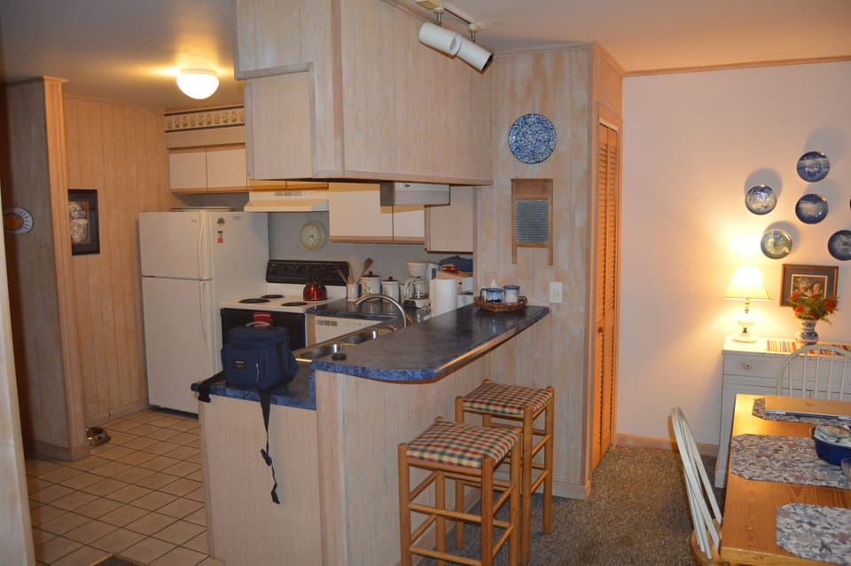 kitchen with dining bar and dining area adjoining